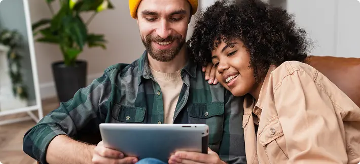 Casal pesquisando informações de saúde em um tablet