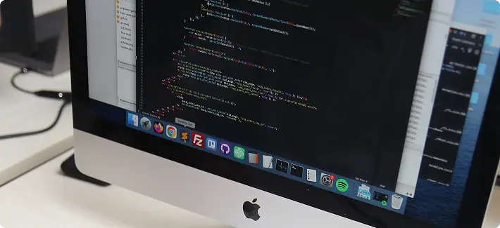Código-fonte de um site aberto na tela de um computador