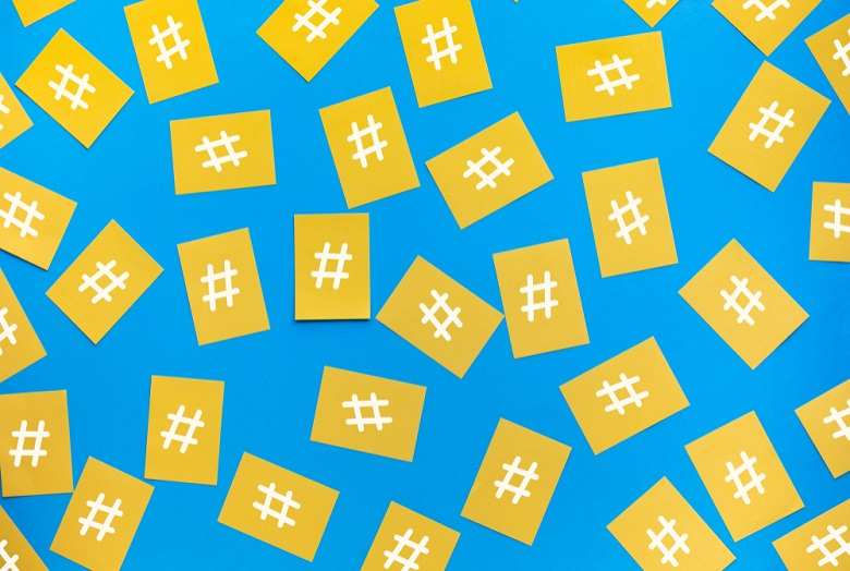 Fundo azul com vários quadrados amarelos que contém em cada um o sinal de hashtag