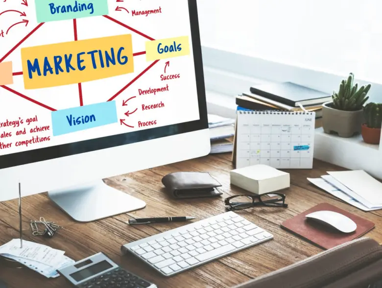 Tela de um computador onde mostram metas e objetivos de um plano de marketing