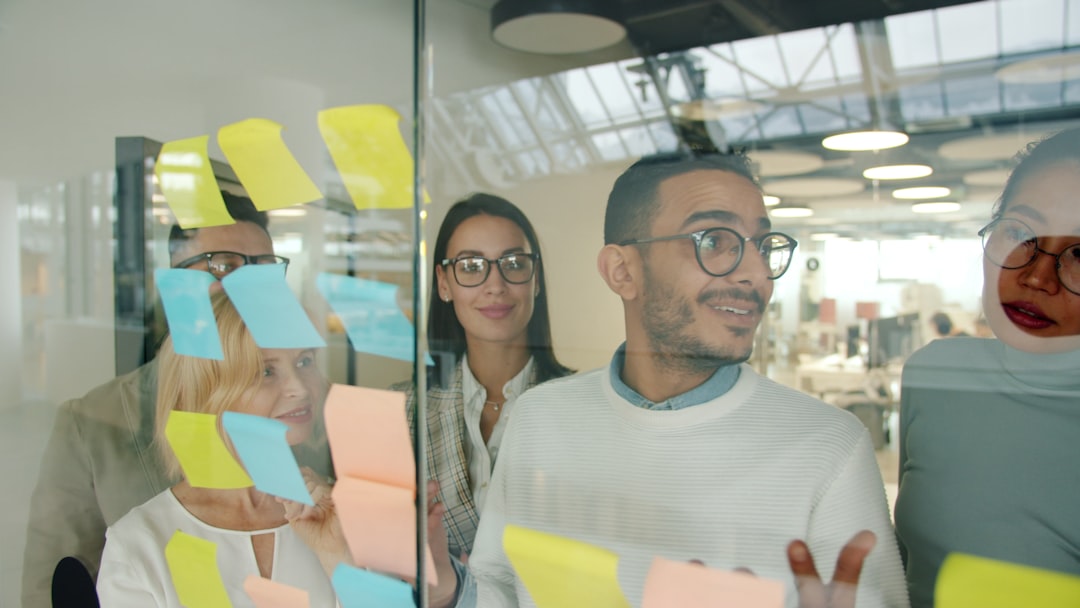 Equipe de gestão de redes sociais planejando calendário editorial em quadro