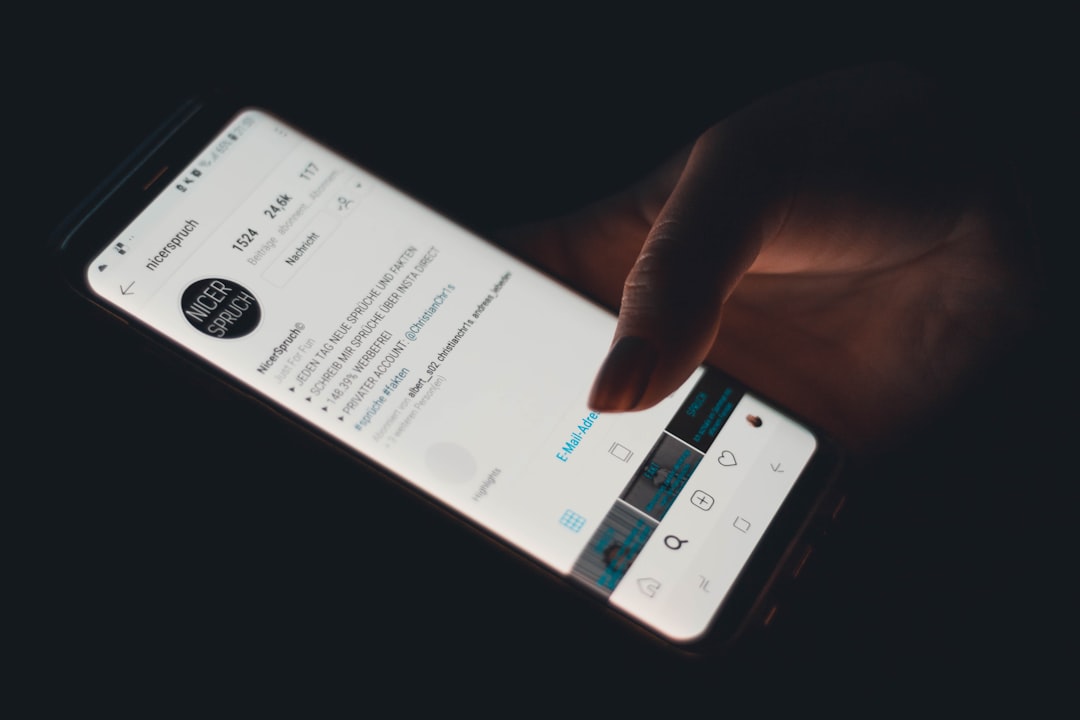 Smartphone exibindo feed de redes sociais com posts de marca em formato carrossel